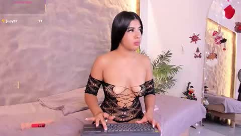 I am Naomy online show from December 22, 7:50 pm