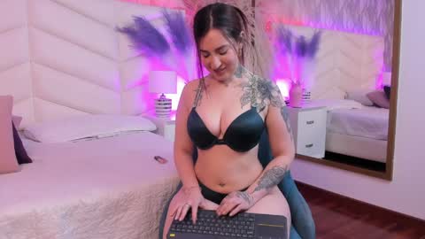 nina__ford online show from April 1, 1:41 pm