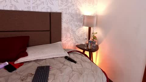 paolagh_ online show from April 9, 4:04 am