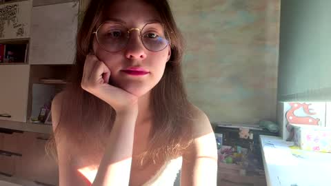 Mia online show from April 9, 1:16 pm