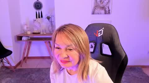 QUEEN online show from February 25, 2:04 pm