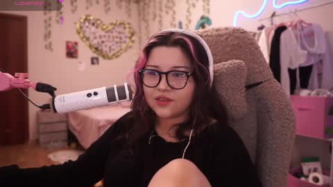 roxysuh online show from April 11, 7:45 am