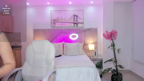 saracruz online show from April 13, 3:52 am