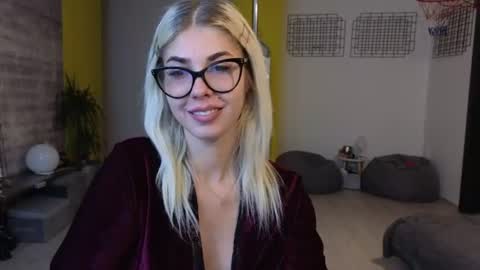sarahcamsx online show from June 17, 8:21 pm