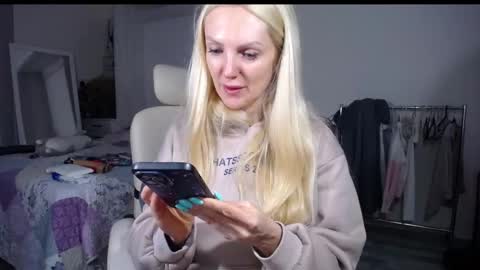 Monna online show from February 5, 3:59 pm