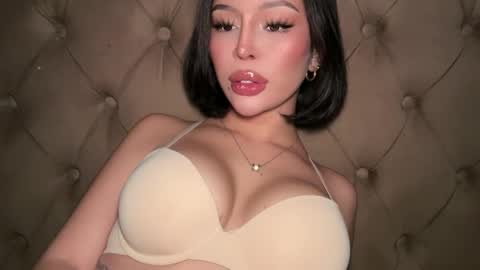 Elle  dont forget to folloW me and thumbs up online show from March 26, 5:31 am