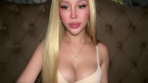 Elle  dont forget to folloW me and thumbs up online show from April 17, 10:17 am