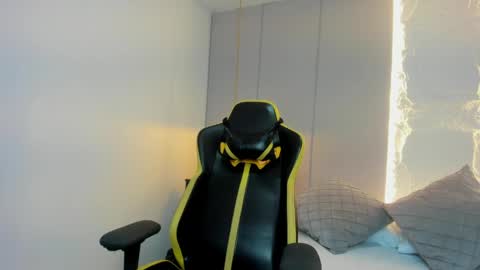 T I F F A N N Y online show from April 7, 6:32 pm