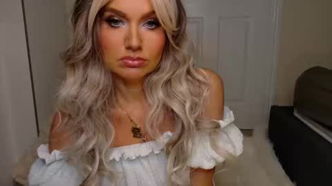 tinkerbell822 online show from April 22, 7:49 am