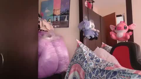 triana_bell online show from April 8, 5:59 pm