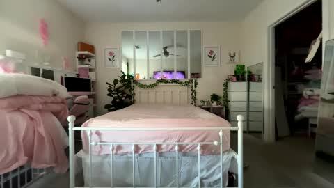 urlittlefilipina online show from February 16, 3:01 pm