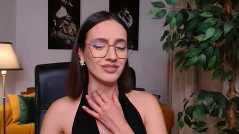 Vivienne online show from April 11, 6:55 pm