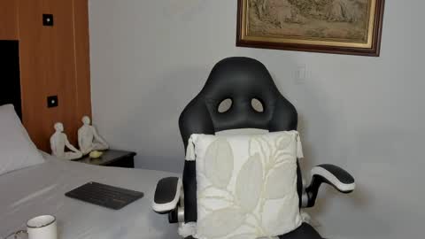 Wendy Marshall  online show from April 11, 6:00 pm