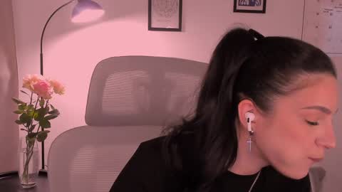 whoislulu online show from April 16, 8:30 pm