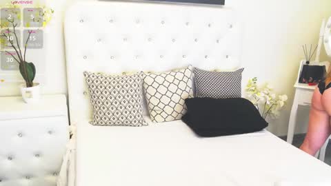 Ysabel online show from December 4, 5:49 am