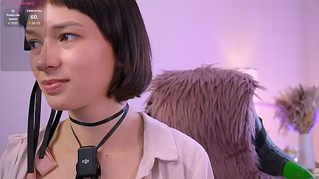 VivianLy  online show from March 9, 11:57 am