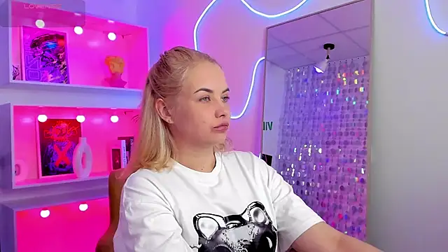 StephanieSweety online show from August 4, 5:35 am