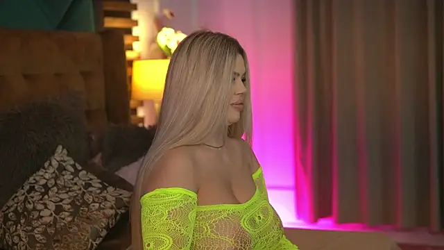 SophieBoobsX online show from April 15, 5:52 am