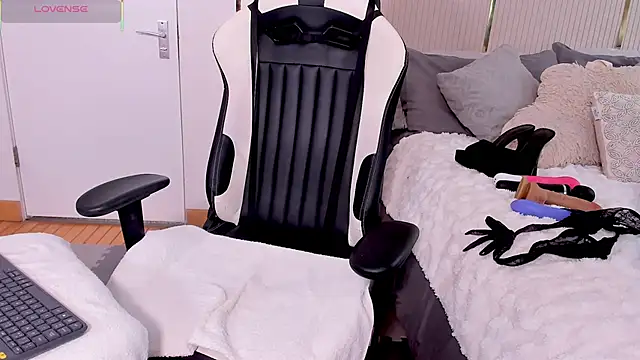 Jadeh Williams02 online show from February 11, 7:37 pm