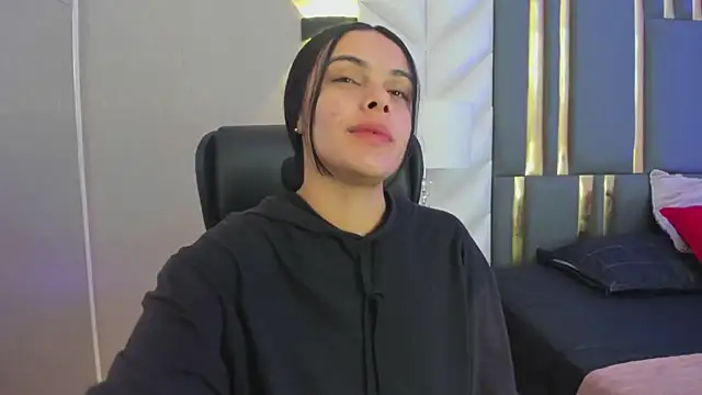 ChloeHarper  online show from April 8, 11:56 am