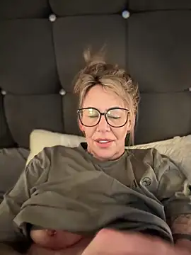 blondebitch2 online show from February 10, 9:18 pm