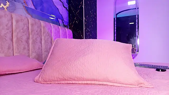 arl chloee online show from March 6, 3:23 am