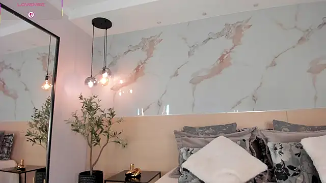 SteffanyBeck online show from April 9, 11:15 am