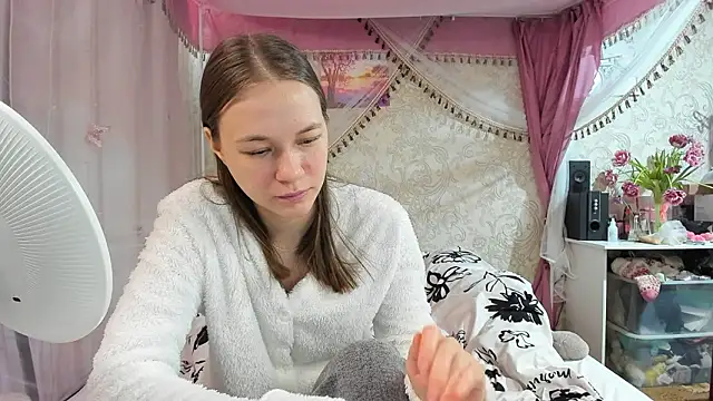 leila bambi  online show from March 14, 7:20 am