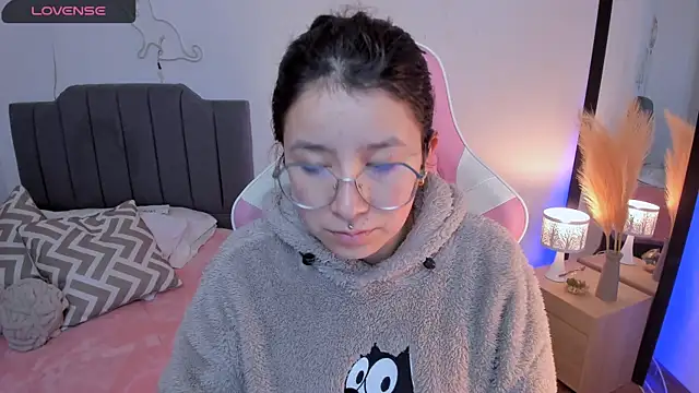 Amy joones online show from April 7, 11:01 am