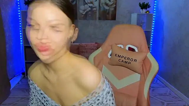 EmmyMills online show from March 14, 11:50 pm