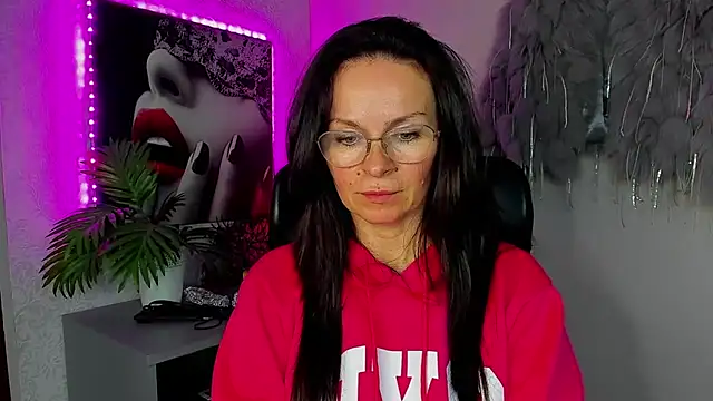 HelenLuxx online show from April 22, 5:32 pm