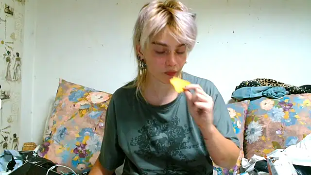 Sophie Bell online show from July 5, 8:36 pm