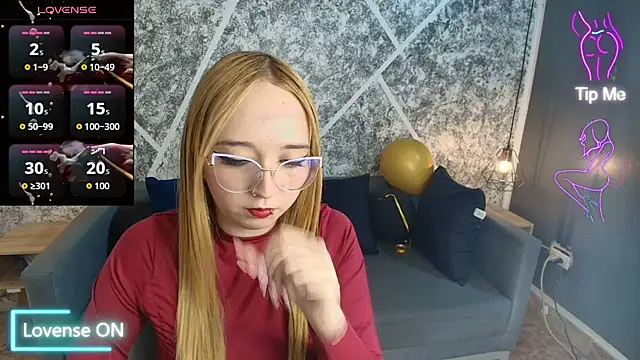Liaroberts1 online show from August 6, 1:51 pm