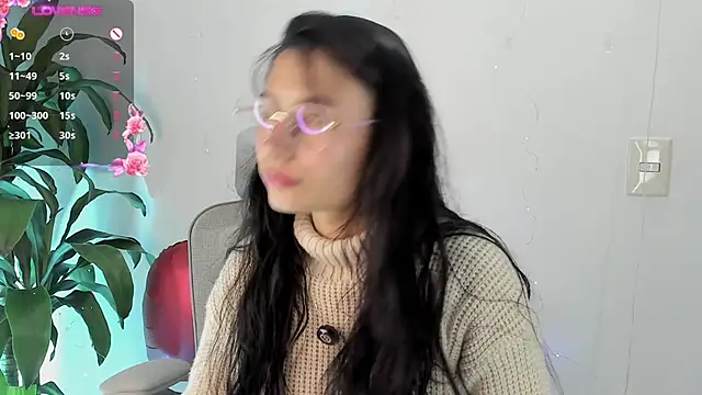 NayeCloud online show from April 15, 2:28 pm