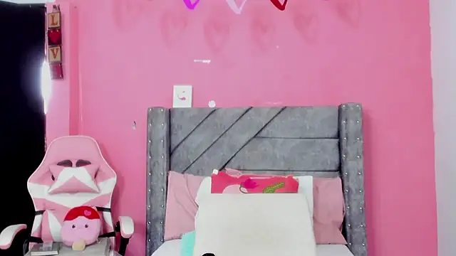 LaylaHolmes online show from March 21, 7:30 pm