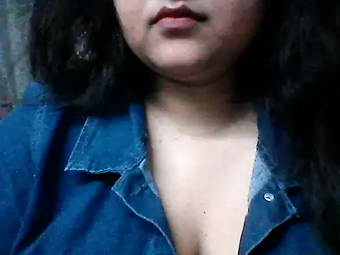 smile pretty online show from April 14, 6:30 pm