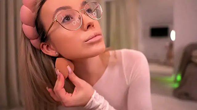 KylieJoyce online show from April 18, 8:20 pm