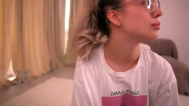 KylieJoyce online show from April 1, 6:36 am