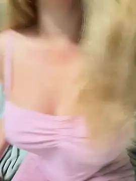 Deluxelolita online show from April 11, 1:01 am