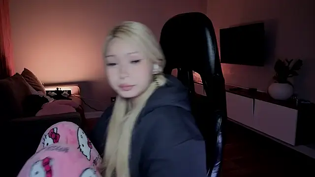 RileyMee online show from March 4, 8:21 am