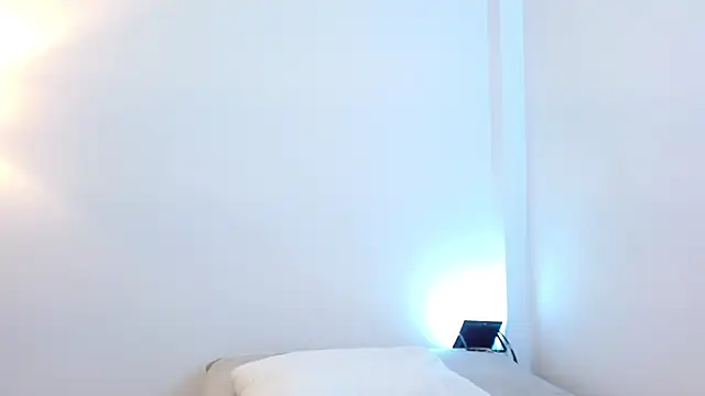 Elle Lee  online show from July 6, 2:33 pm