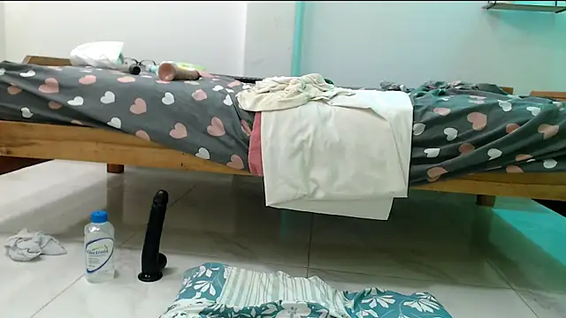 evaleribigtits18 online show from March 18, 5:45 am