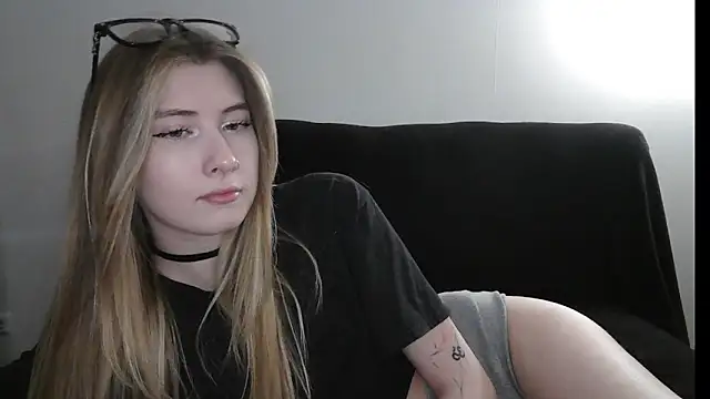 ErikaShyy online show from April 2, 2:14 pm