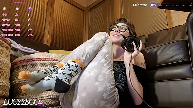 lovelylucyy online show from January 16, 2:40 am