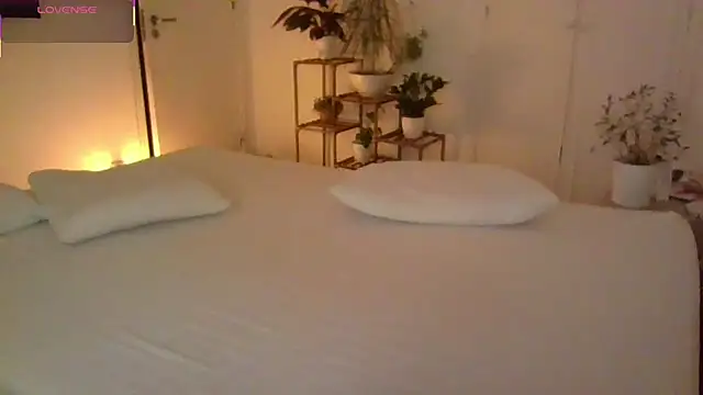 yournextdoorhottie online show from April 3, 10:30 pm