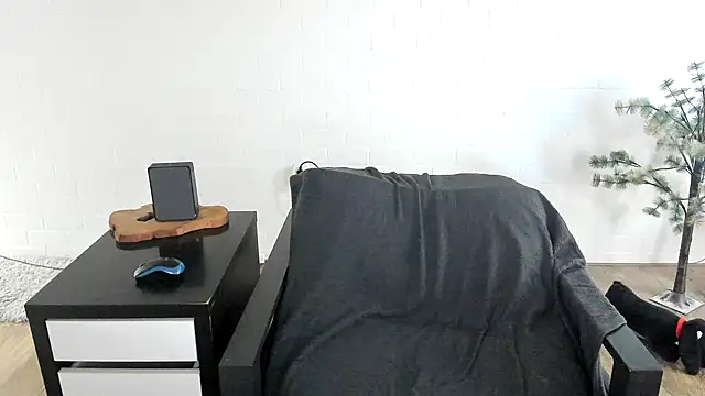 MendiPetite online show from March 20, 9:36 am