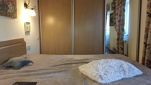 Tutti Frutt1s online show from April 12, 4:59 am