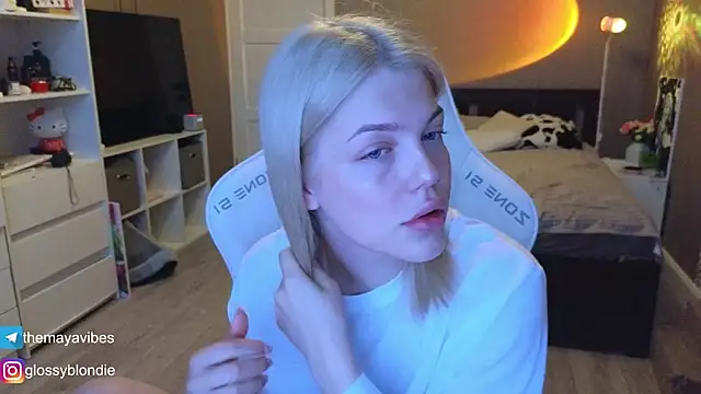 Maya Rave online show from April 17, 3:52 am