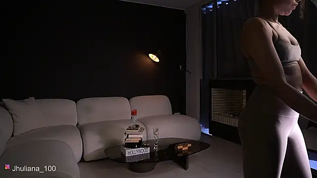 paulacora100 online show from April 1, 9:01 pm