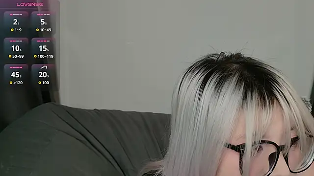 Yu UwU  online show from February 15, 2:16 pm